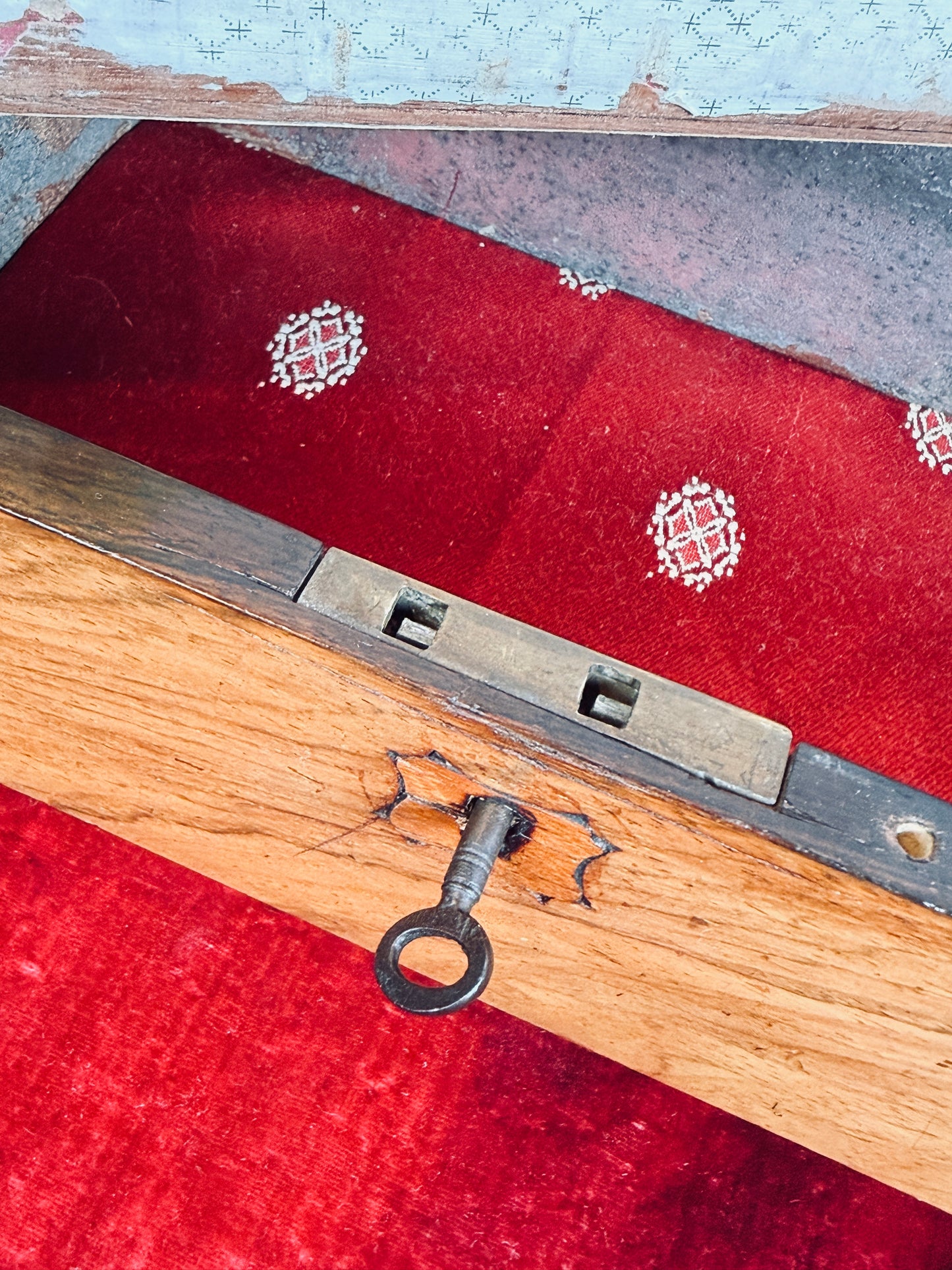 Antique English rosewood dresser box with working key